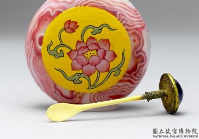 图片[2]-Agate-pattern glass-body painted enamel snuff bottle with a lotus-blossom design, Qing dynasty, Qianlong reign (1736-1795)-China Archive